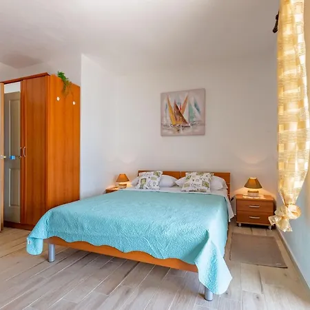 Mare-more W Balcony And Front And View Apartamento