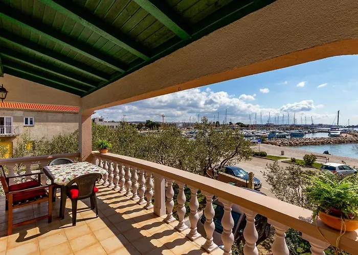 Mare-more W Balcony And Front And View Apartamento