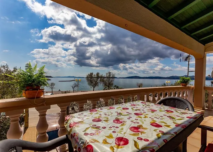 Mare-more W Balcony And Front And View Apartamento